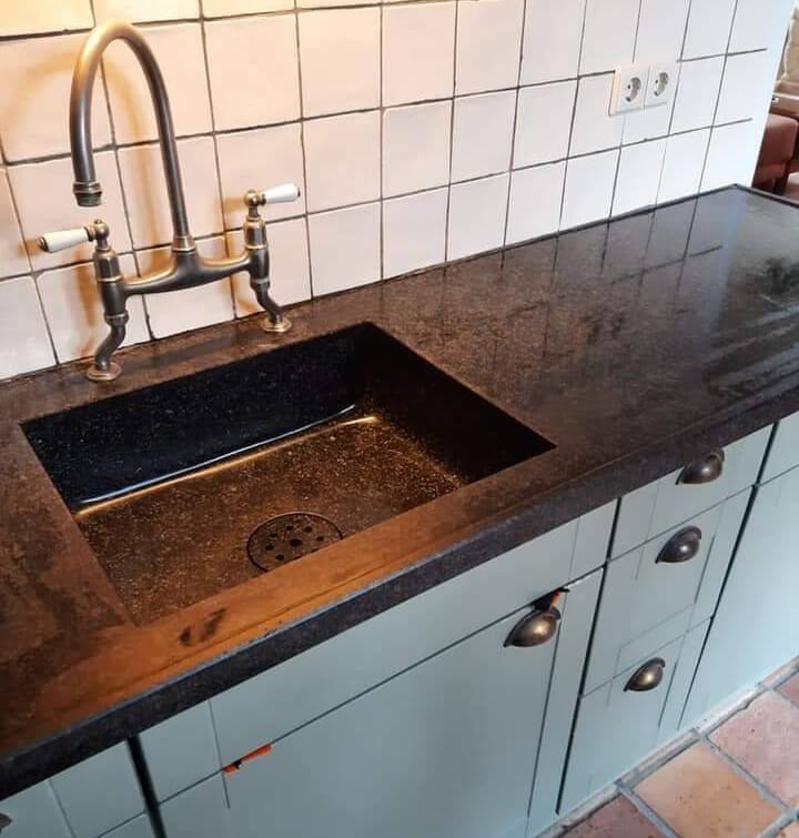 Granieten spoelbak op maat in bestaande keuken